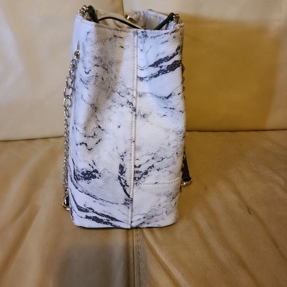 🛑SOLD🛑Guess satchel - Picture 3 of 5